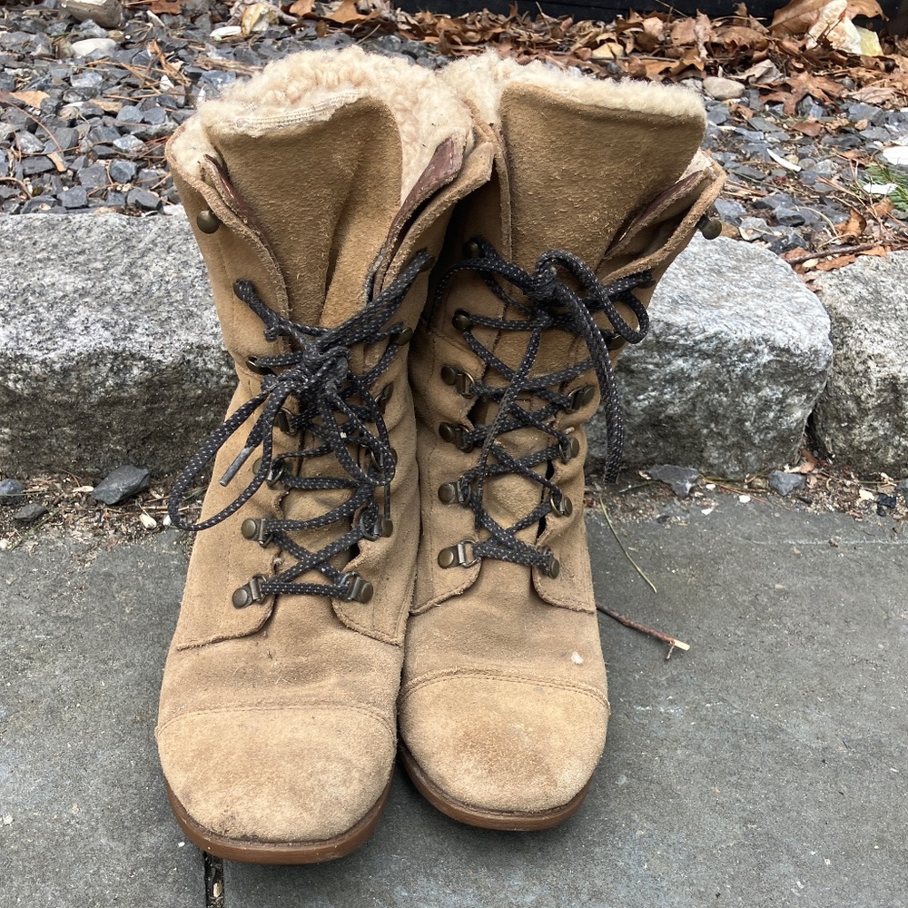 UGG Australia Gradin Chestnut Suede Lace Up Sheepskin Boots - Size 8